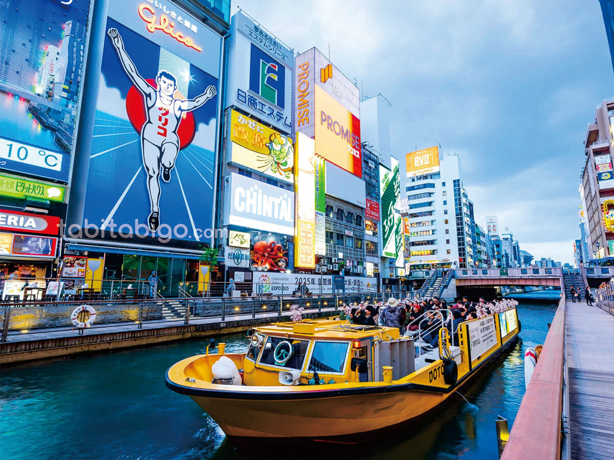 Kapal Dotonbori River Cruise melintas di depan Glico Man Osaka Jepang - Panduan PDF Tabitabigo.
