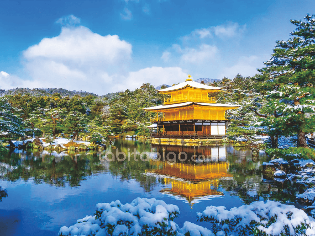 Pemandangan musim salju di Kuil Emas Kinkaku-ji Kyoto - Panduan PDF Tour Guide Tabitabigo.
