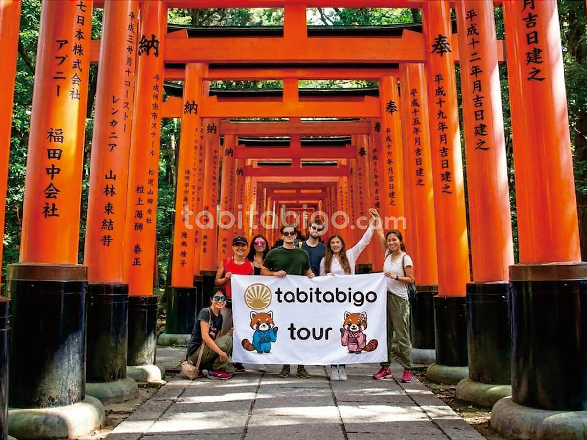 Rombongan wisatawan Tabitabigo Tour di gerbang Torii Fushimi Inari Taisha Kyoto - Jasa Panduan Perjalanan Jepang.